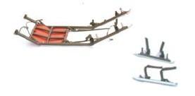 45.100.013 UT2000: 23) Sáňkový set Ackja s 1 sněžným štítem a 2 zad.lyžinami-jednoosobový,bez madel