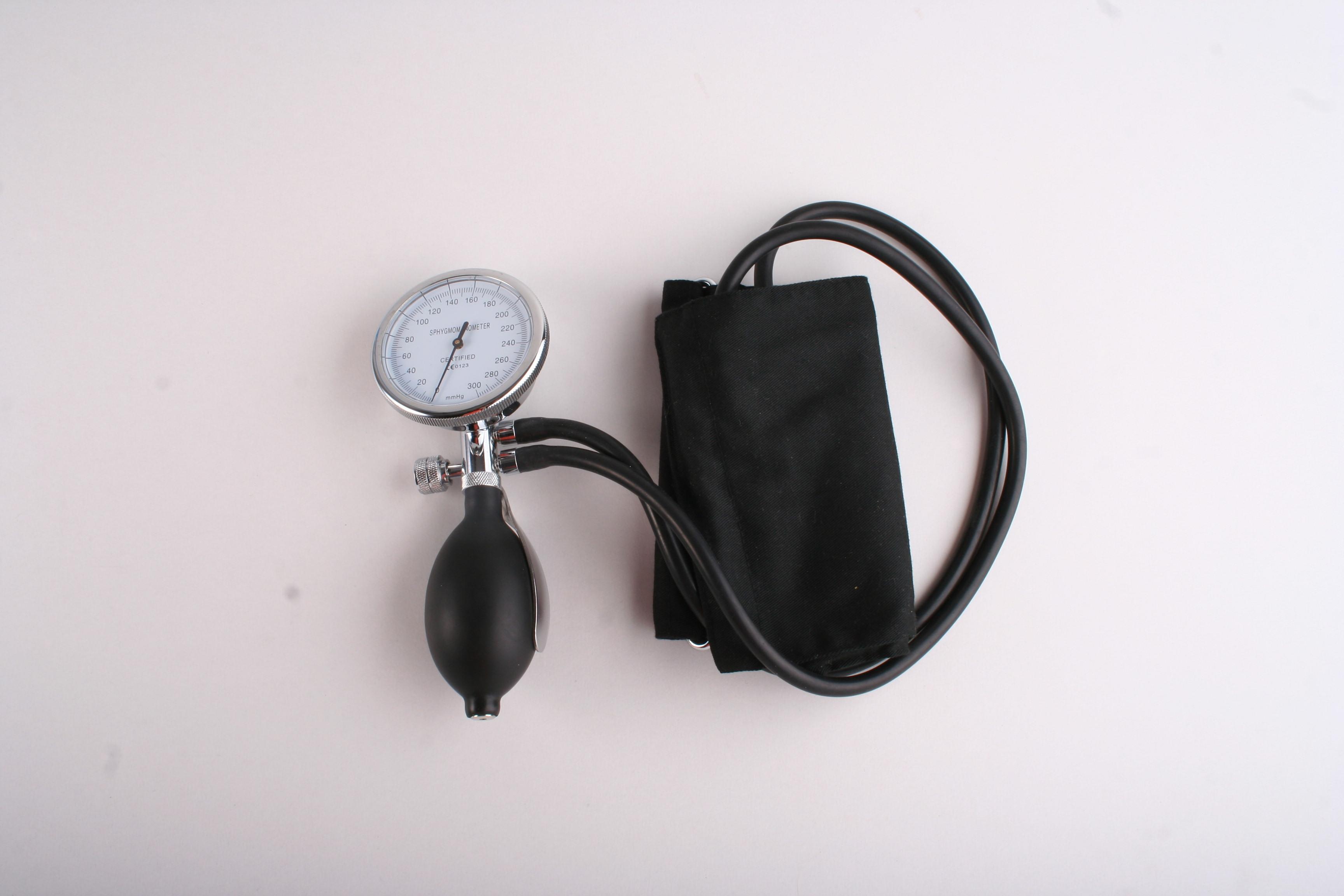 K-201C29 fonendoskopy, měřiče krevního tlaku: Hodinkový měřič TK, 2 had.0-300mm Hg,s kalibrací
